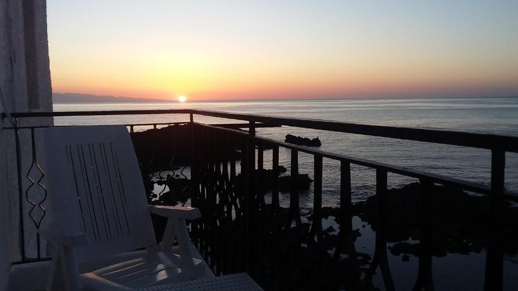 贾迪尼-纳克索斯奥菲斯酒店的日落时从阳台上欣赏到海景