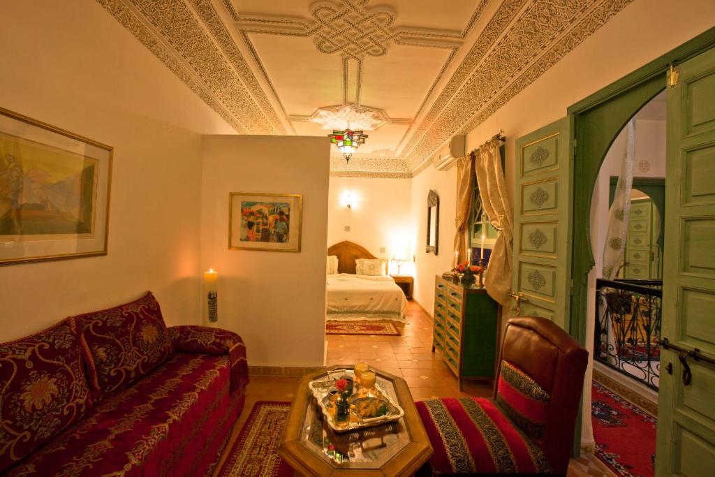 马拉喀什谢里哈尼摩洛哥传统庭院住宅的客厅配有沙发和1张床