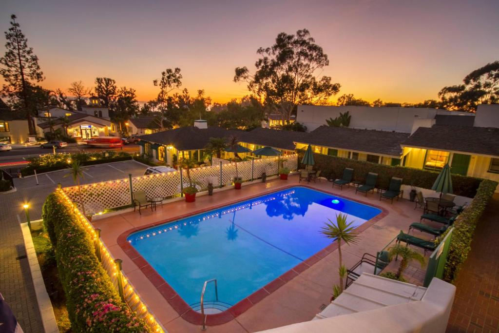 圣巴巴拉海边小村酒店的享有游泳池的顶部景色,享有日落美景