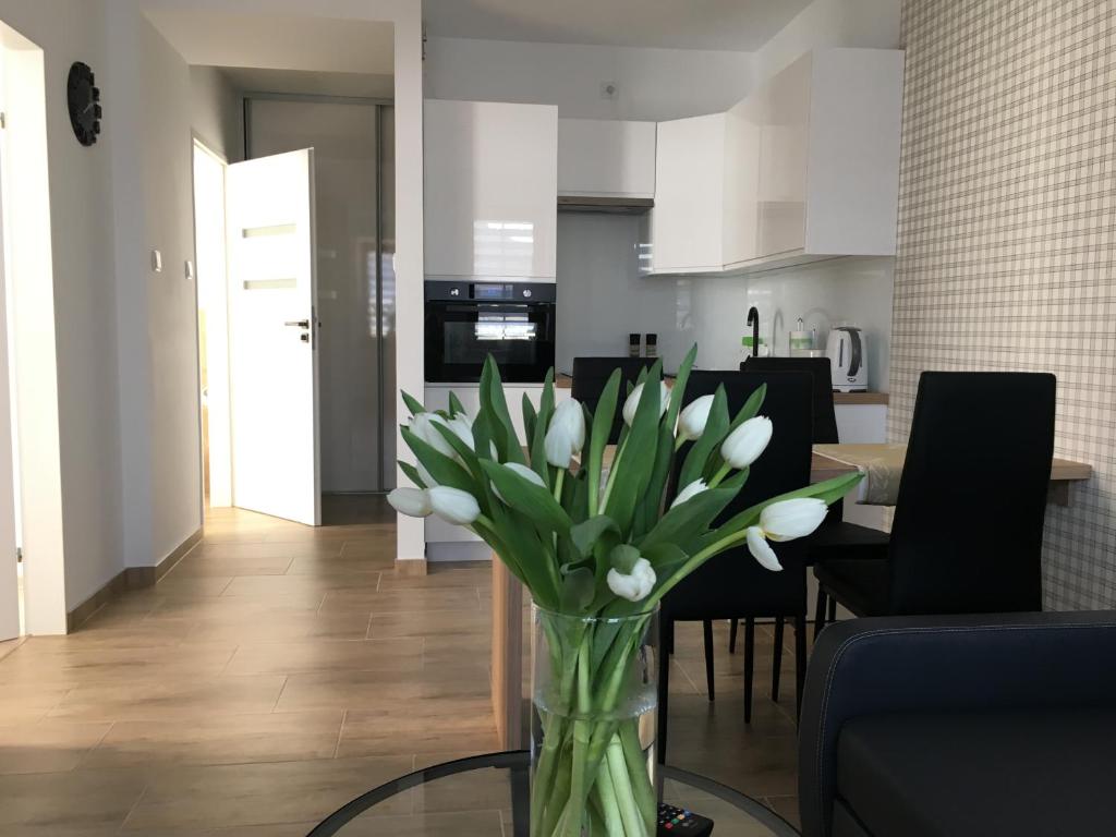琴斯托霍瓦Apartamenty AP 8的玻璃桌上一束白色花
