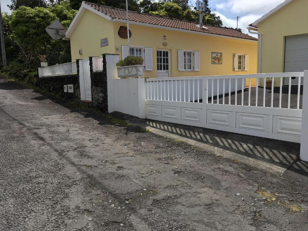 Praia do NorteAdelaide House的路边有白色围栏的房子