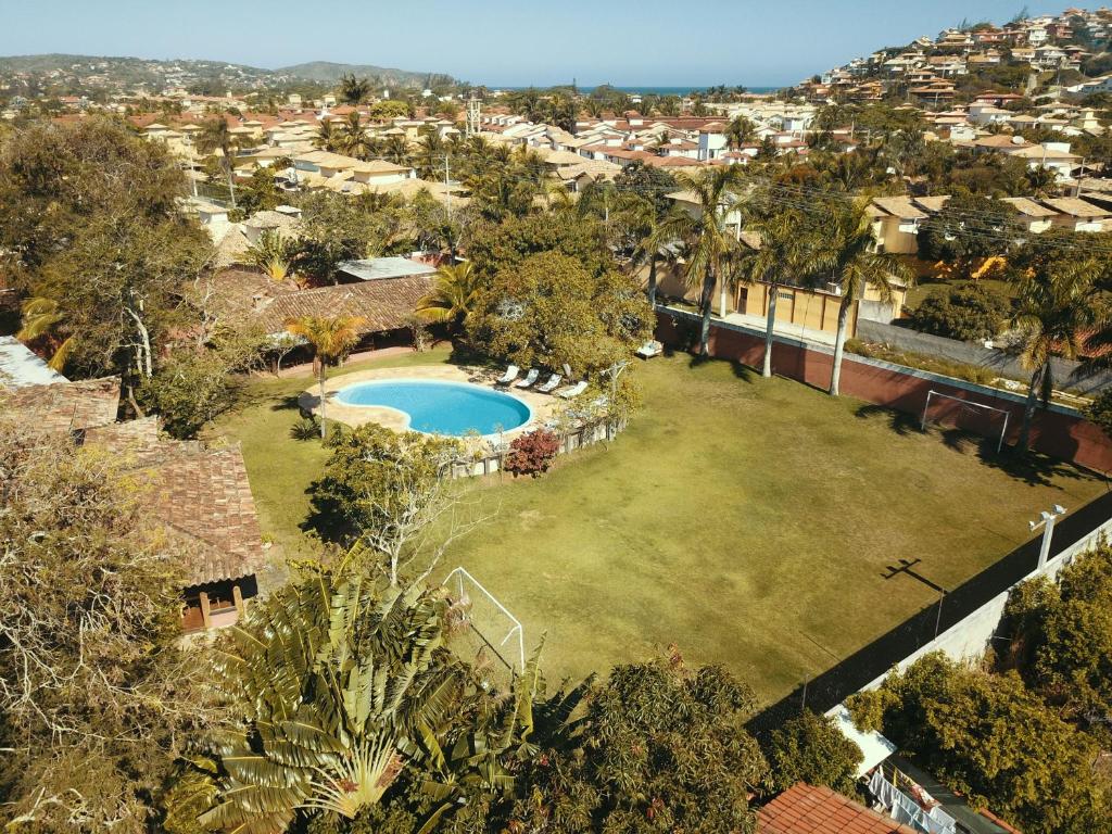 布希奥斯Pousada Kailani的享有庭院的空中景致,设有游泳池