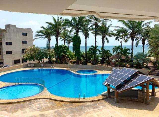 罗勇PMY Beach Resort的大型蓝色游泳池,设有太阳能电池板