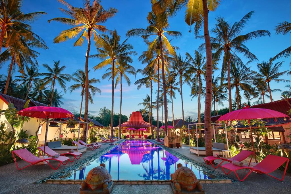 吉利阿尔PinkCoco Gili Air - Constant Surprises - for Cool Adults Only的度假村的游泳池设有粉色椅子和棕榈树