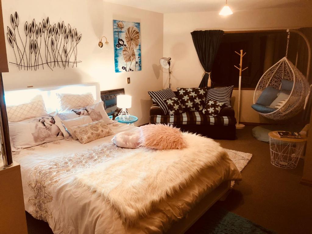 皇后镇Breakfast at Tiffanys的一间卧室配有一张床,狗睡在床上
