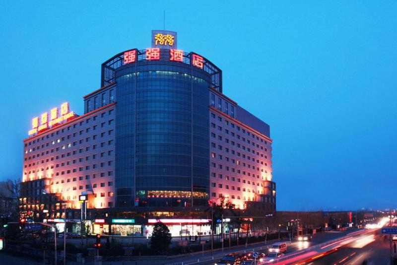北京强强北京国际商务酒店的一座大建筑,上面有标志