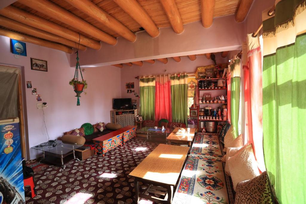 列城Lhachik Guest House的客厅配有沙发和桌子