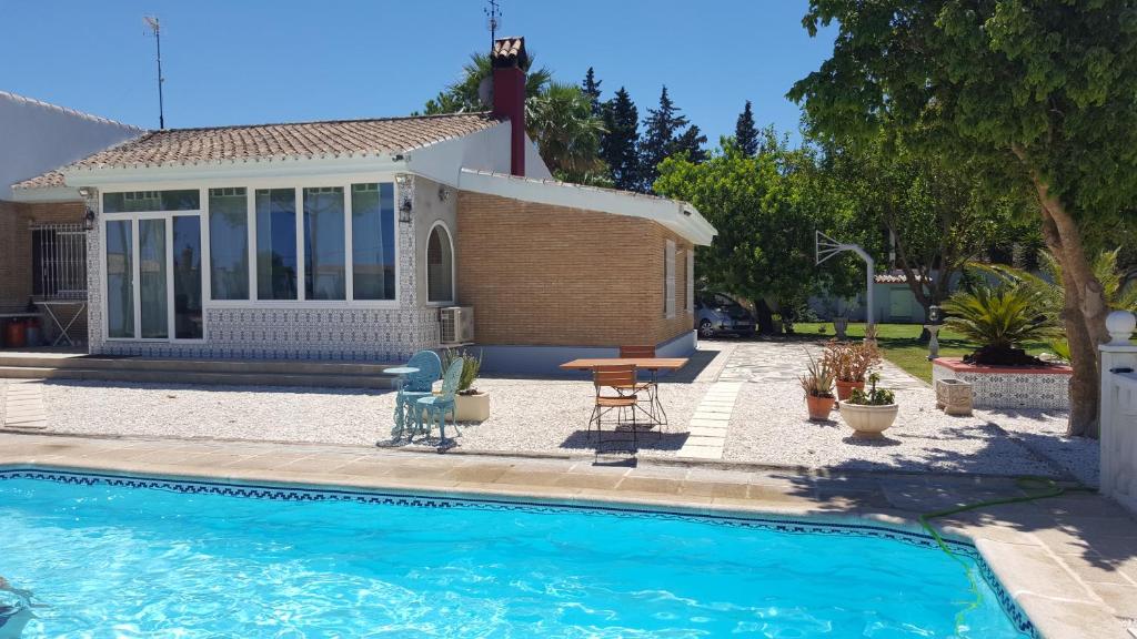 奇克拉纳－德拉弗龙特拉El Cortijo的房屋前有游泳池的房子