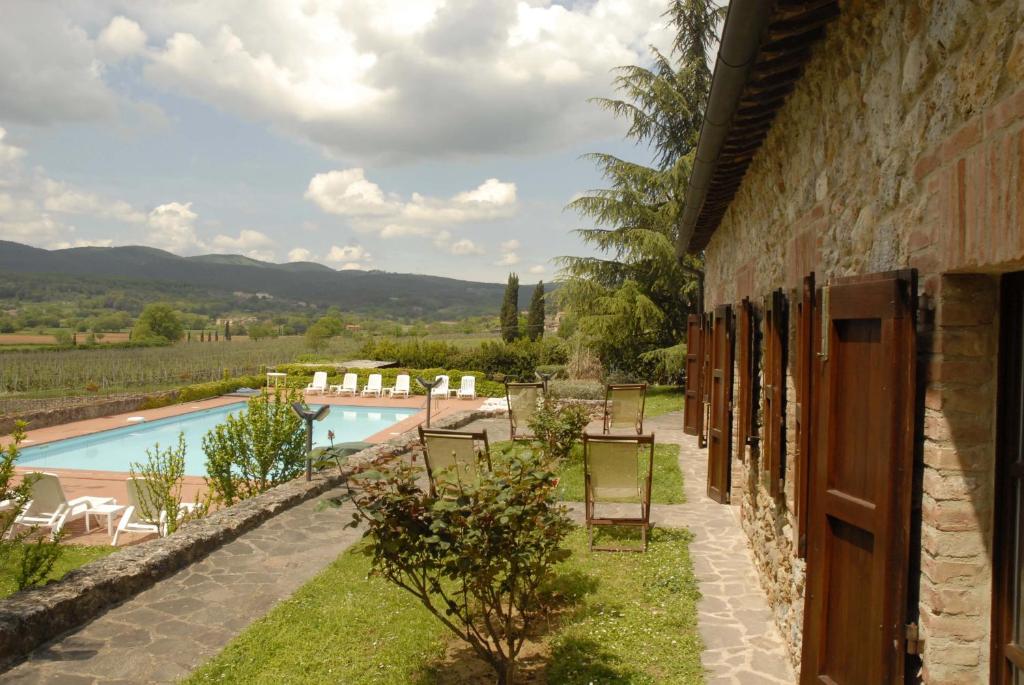 索维奇勒黎莱斯博尔戈迪托雅诺酒店的一座带游泳池和大楼的房子