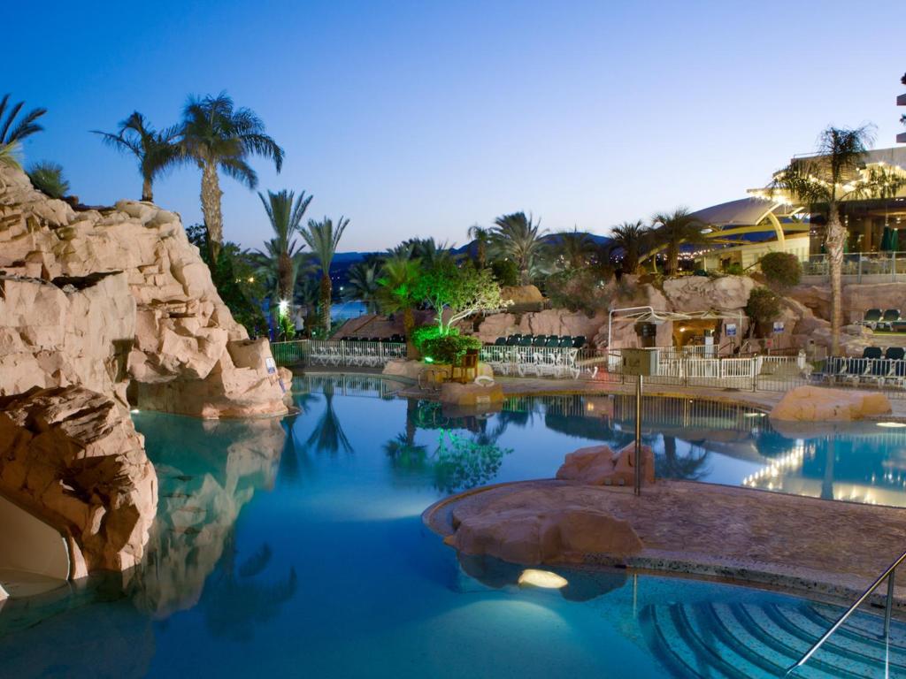 埃拉特丹埃拉特酒店的棕榈树度假村内的游泳池
