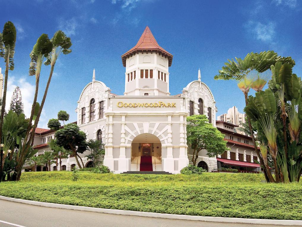 新加坡Goodwood Park Hotel的一座白色的建筑,上面有一座塔