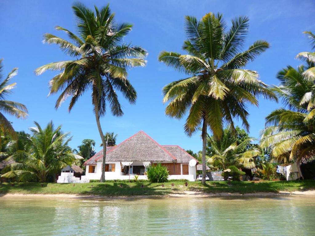 圣玛丽Villa Alexandra的棕榈树热带岛屿上的别墅