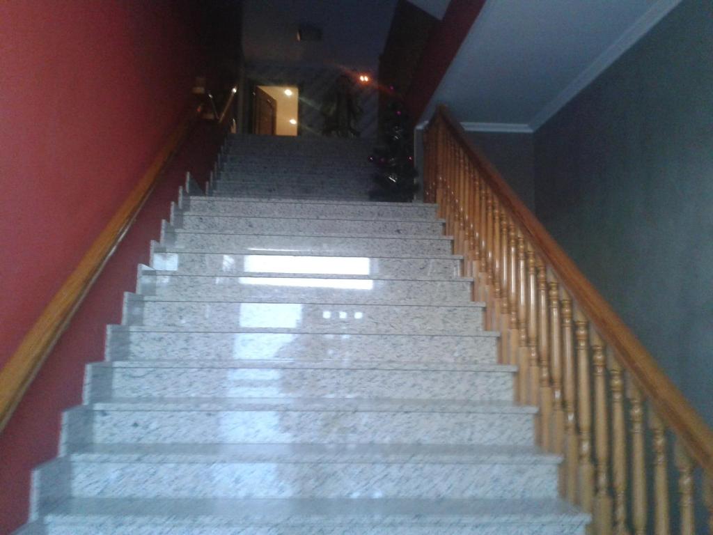 Fuentes de EbroHostal Texas 2的大楼内有白色大理石台阶的楼梯