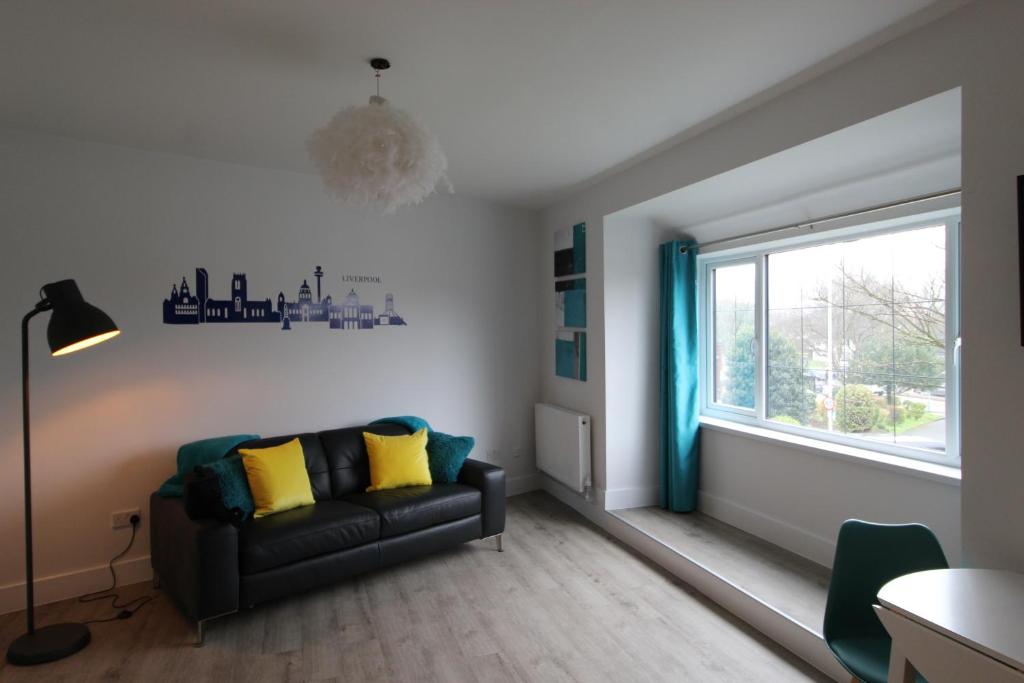 利物浦2 Serviced Apartments in Childwall-South Liverpool - Each Apartment Sleeps 6的带沙发和窗户的客厅