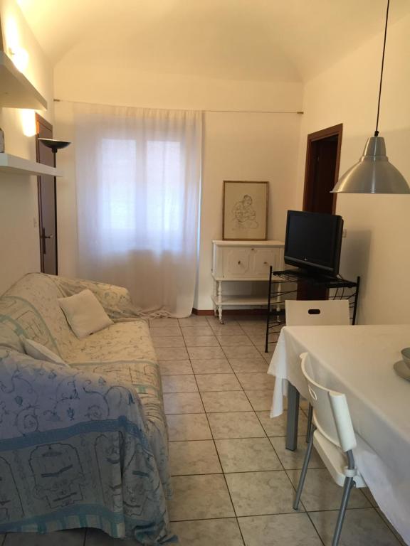 亚历山德里亚Appartamento A.D.的一间卧室配有一张床、一张桌子和一台电视