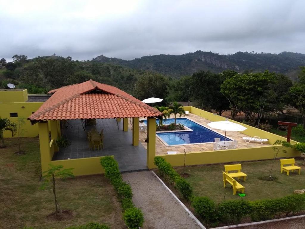 贝泽罗斯flat em serra negra - bezerros的享有带游泳池的度假村的空中景致