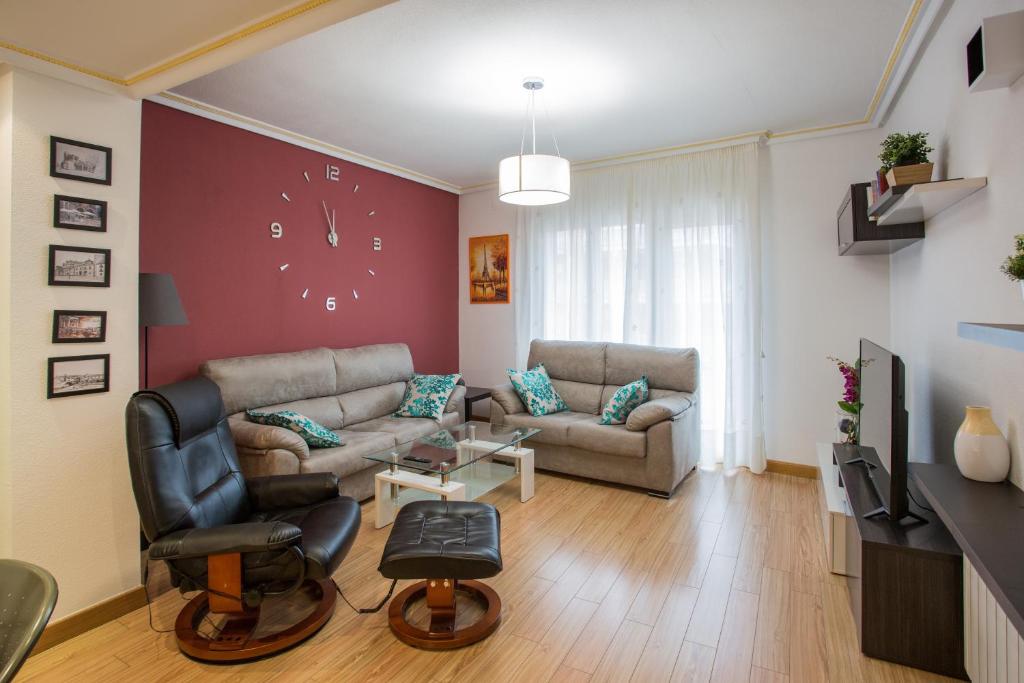 阿维拉Apartamentos Abula的客厅配有沙发和椅子