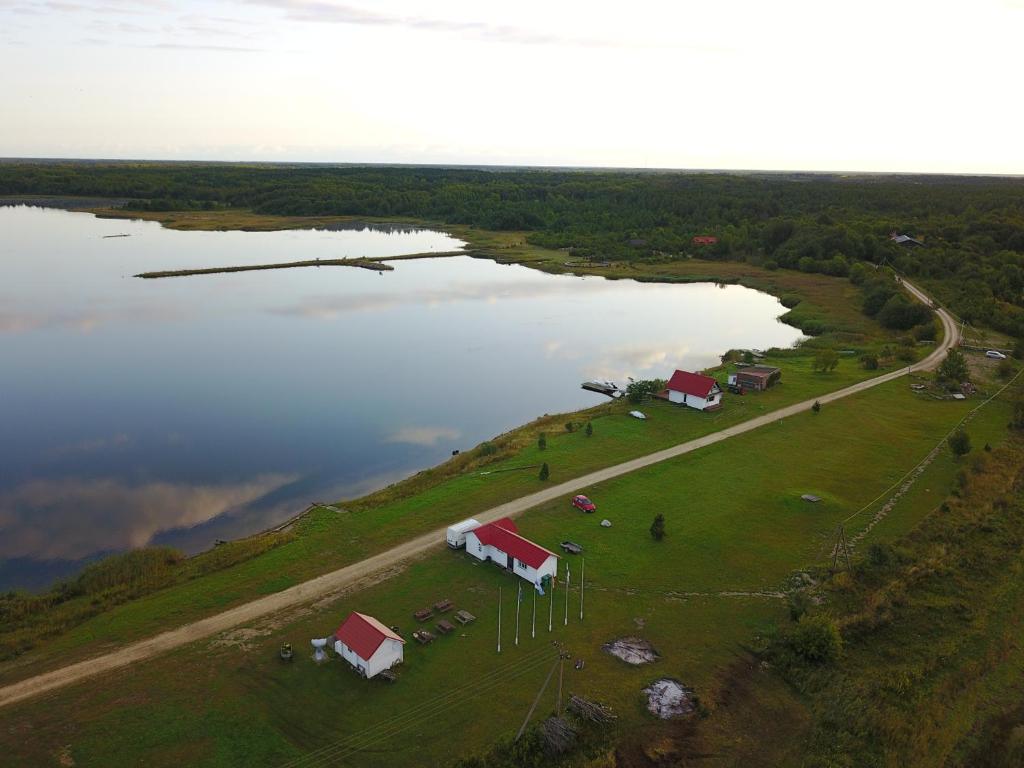 KõigusteSeaside cottage的享有农场和湖泊的空中景致