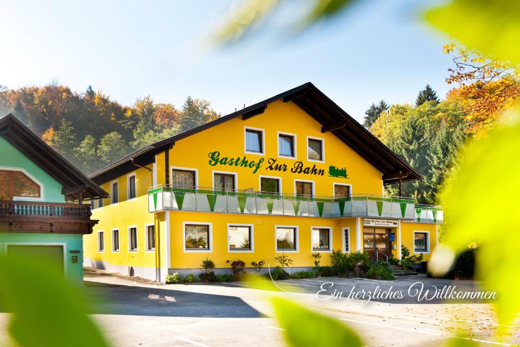 拉斯尼茨霍火车住宿加早餐旅馆的一座黄色的大建筑,上面有标志