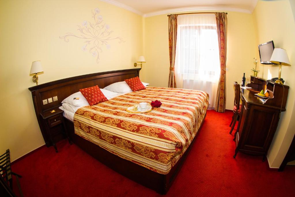 伊钦尤卡拉乐酒店的配有一张床和一张书桌的酒店客房