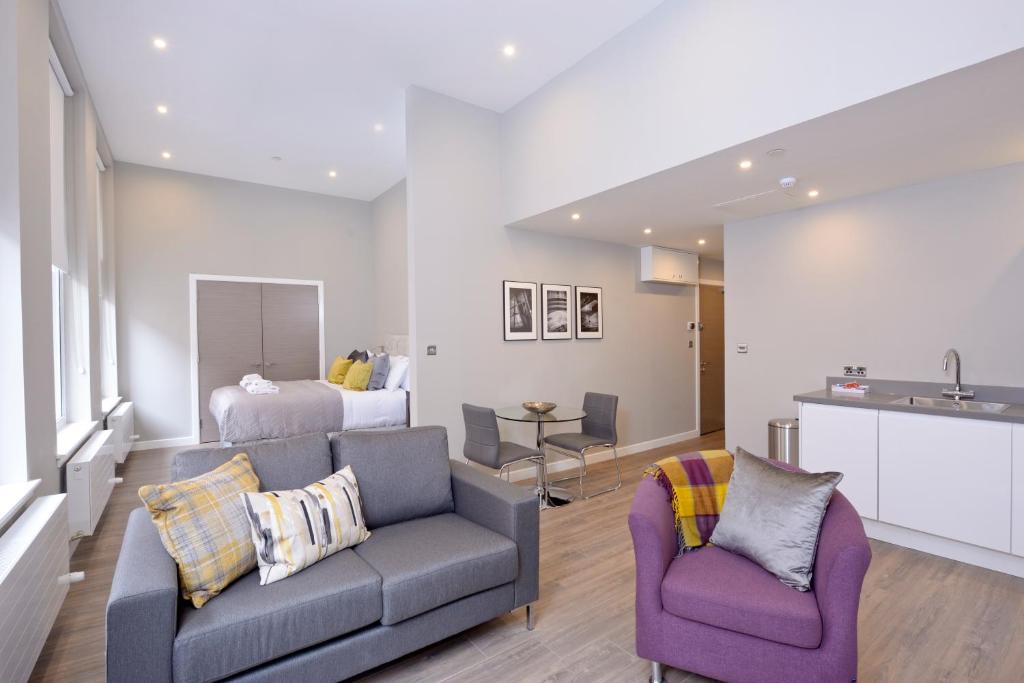 格拉斯哥纳尔逊曼德拉广场命运苏格兰公寓的带沙发和两把椅子的客厅以及卧室
