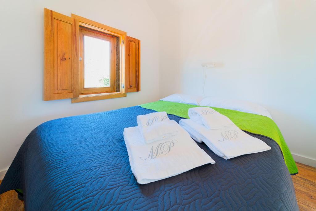 加亚新城Aguda Beach Charming House By PortoProperties4You的一间卧室配有带毛巾的床