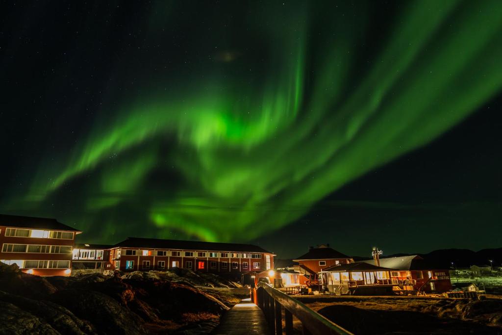 伊卢利萨特北极酒店的天空中北极光的图像