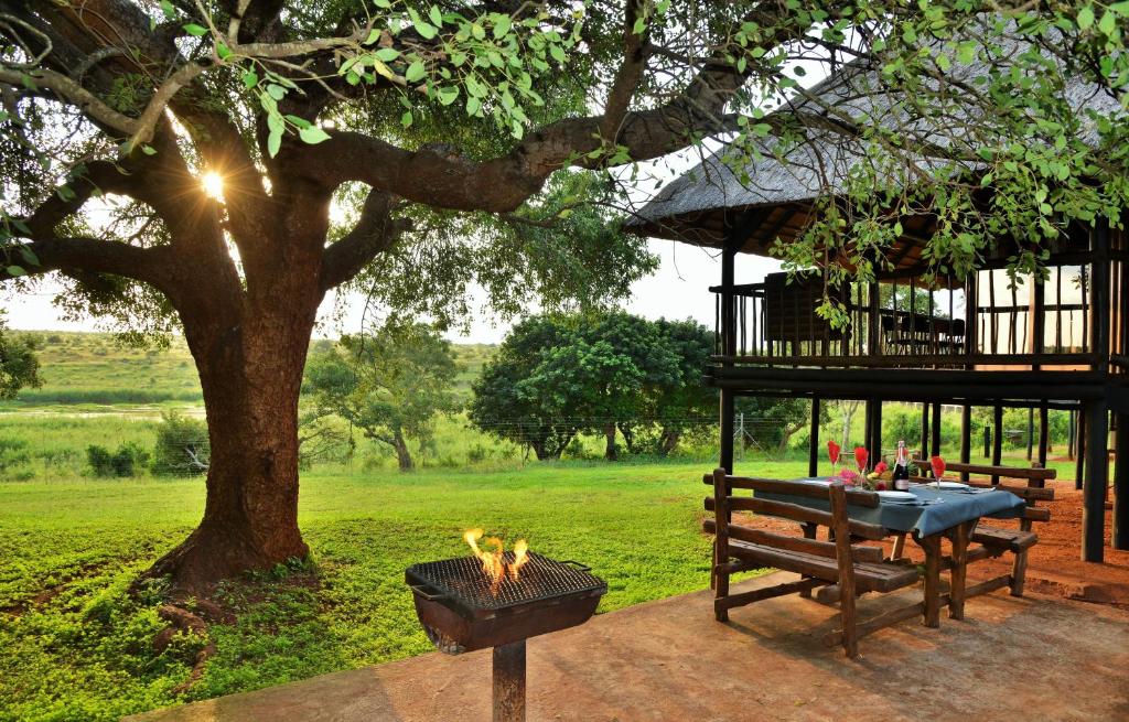 科玛蒂普特大象漫步休养度假酒店的公园里的野餐桌和烤炉