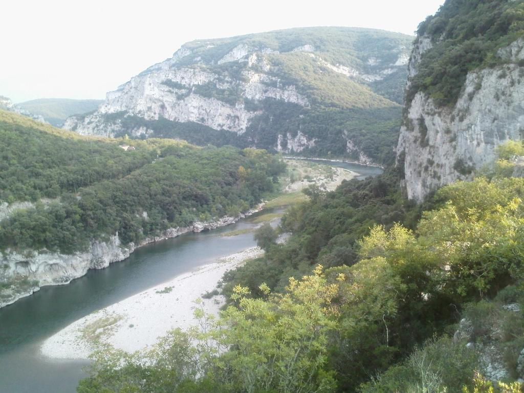 吕奥姆gîte en sud Ardèche的享有山脉背景的河流美景