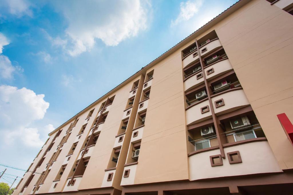 莱卡邦素万那普机场纳林亚之家酒店的公寓大楼设有蓝色天际窗户