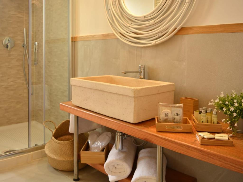 滨海波利尼亚诺Dimora Sardaro的带淋浴的浴室,配有水槽