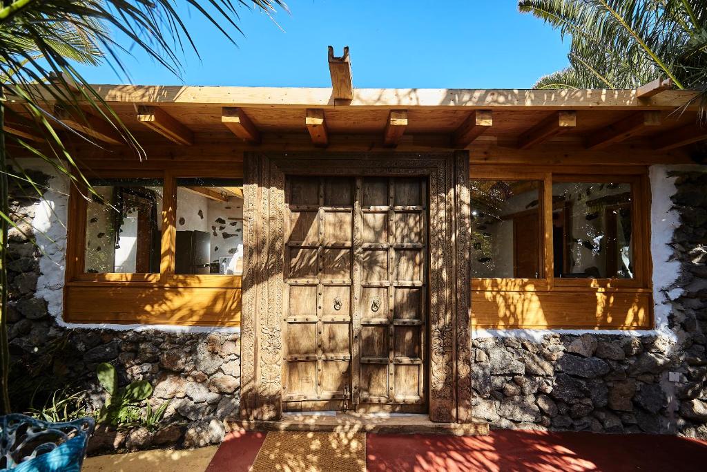 UgaVilla Palmeras Canarias的一座带木门和窗户的房子