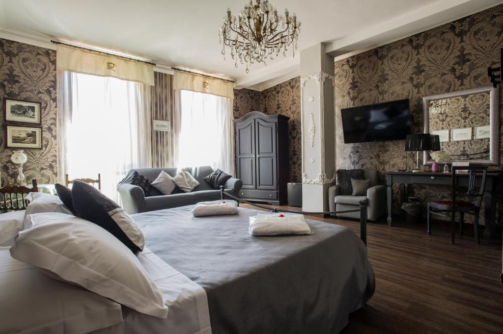 罗马法尔内塞利兹但萨酒店的一间卧室配有一张带两个枕头的床