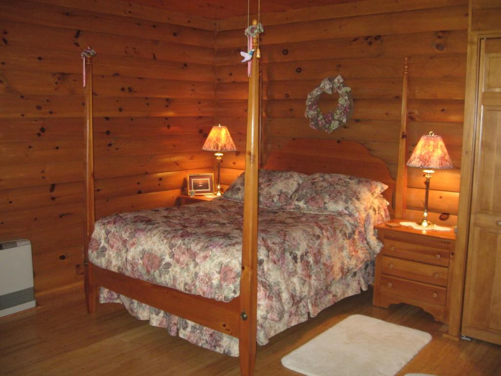 奥本Serenity On The Lake的小木屋内一间卧室,配有一张床