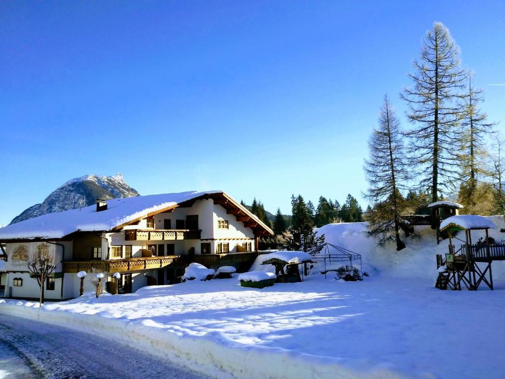 洛伊塔施科钦普拉佐度假公寓的雪地滑雪小屋