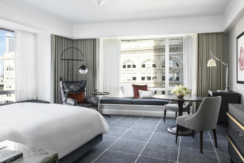 旧金山旧金山四季酒店的一间卧室设有一张床和一间客厅。