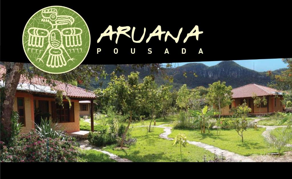卡瓦坎特Pousada Aruana的花园旁的一块标语是arcaa pousada