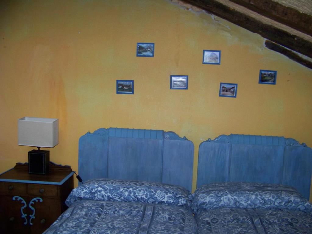 蓬特维耶斯戈B&B El Jardín de Aes的卧室配有一张床,墙上挂有图片