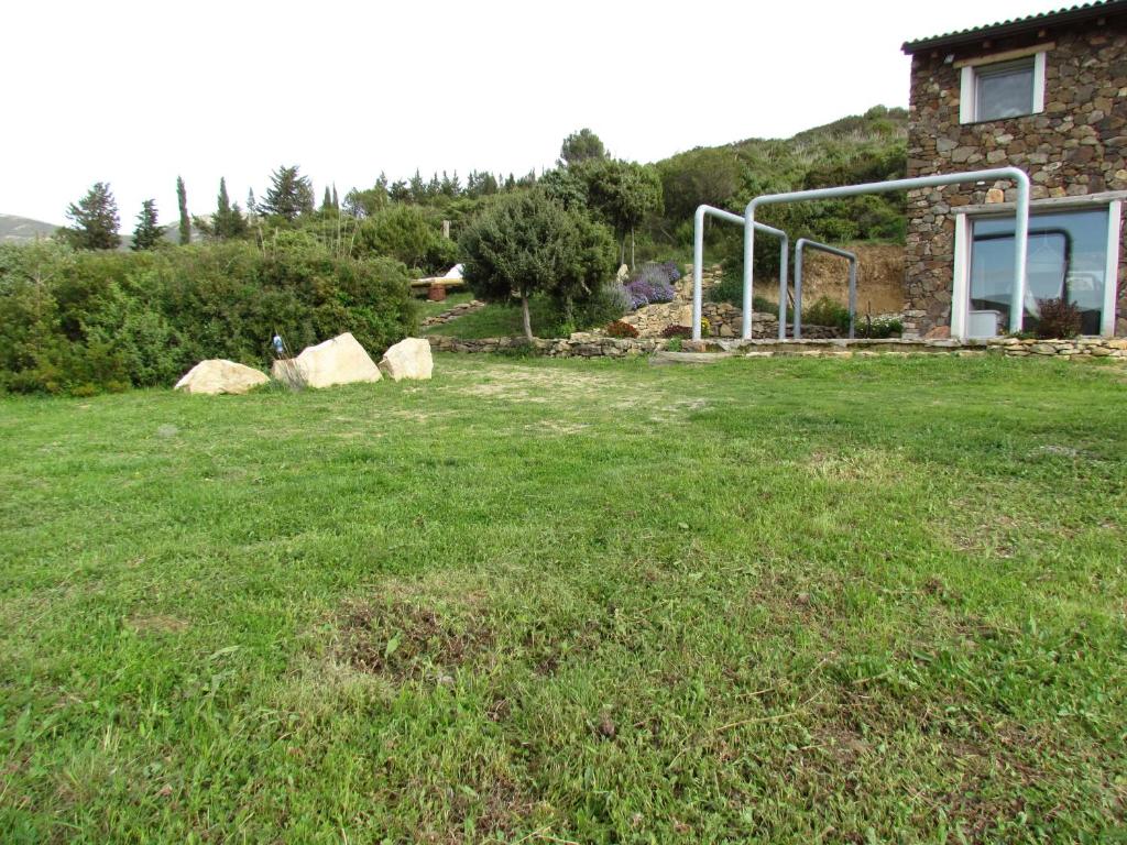 SolèminisStone Cottage的一块有岩石和足球目标的场地