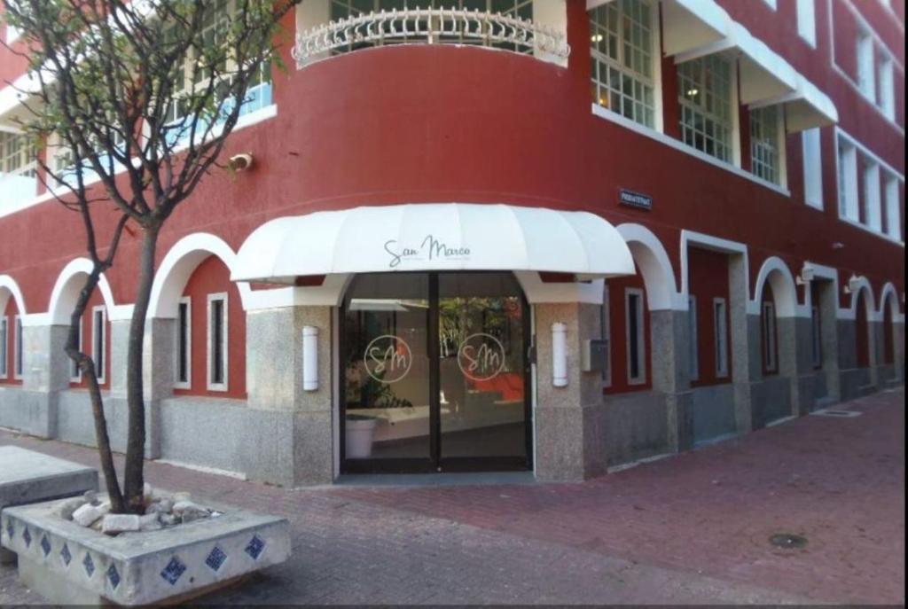 威廉斯塔德圣马可库拉索赌场酒店的商店前有白色遮阳篷的红色建筑