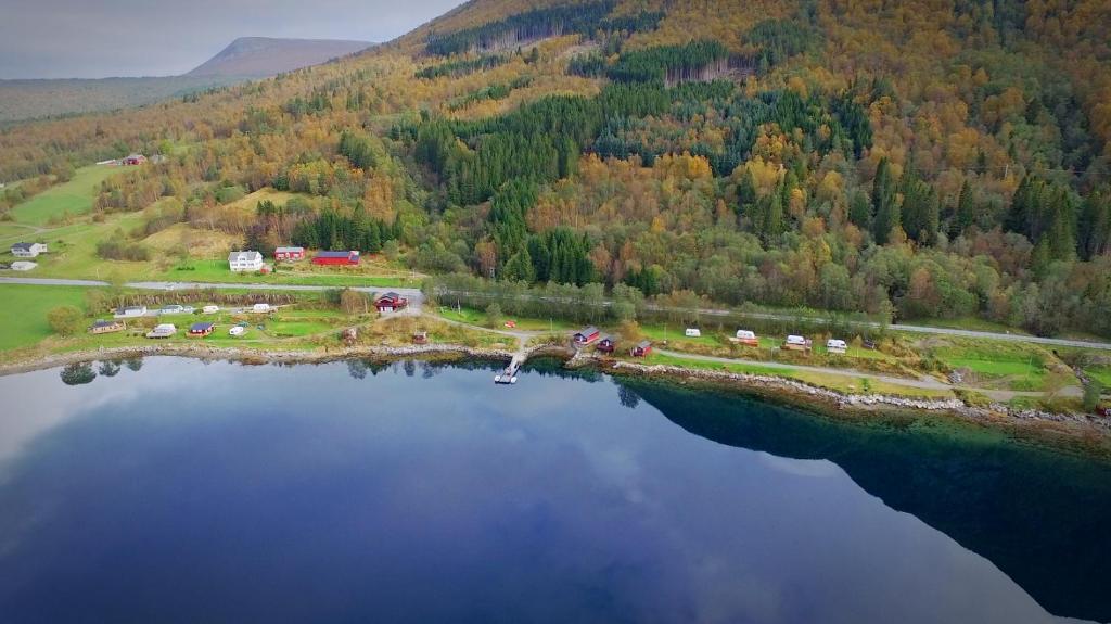 TresfjordFagervik Camping的水面上岛上房屋的空中景观