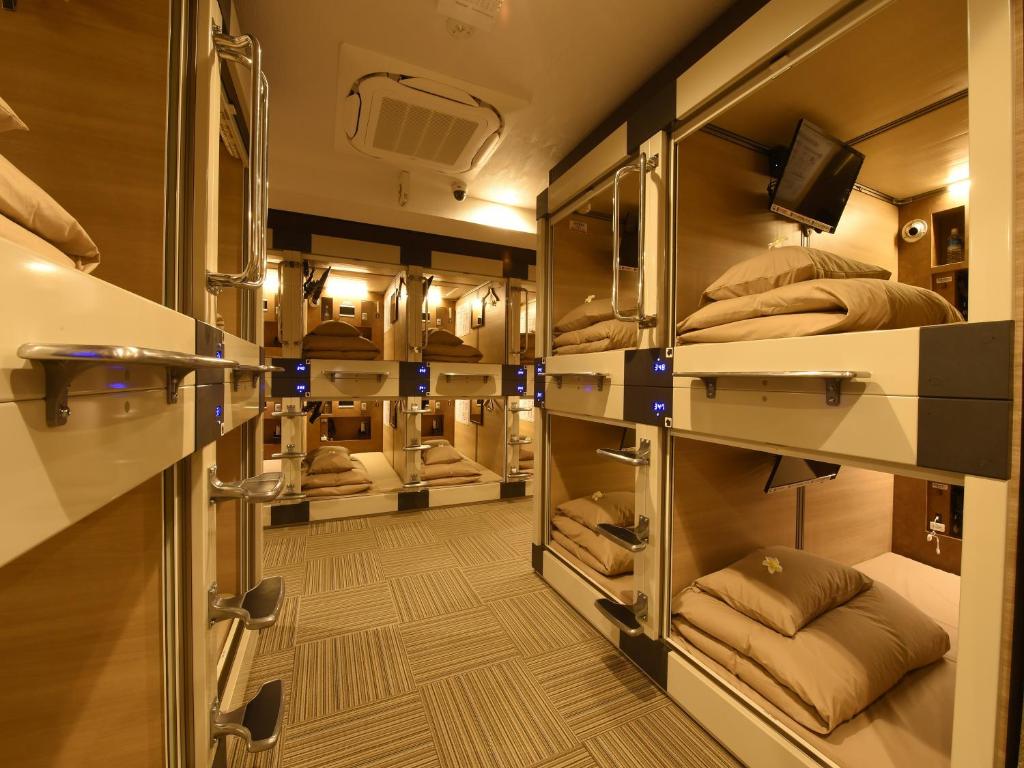 京都Capsule Hotel Anshin Oyado Premium Resort Kyoto Shijo Karasuma的一间设有一张双层床的房间