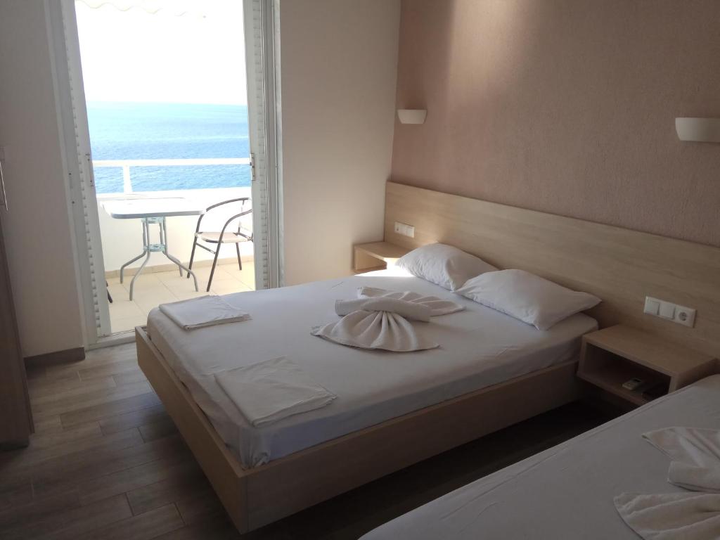 斯卡拉卡里拉奇斯Karantola Studios Kallirachi的一间卧室设有一张床,享有海景