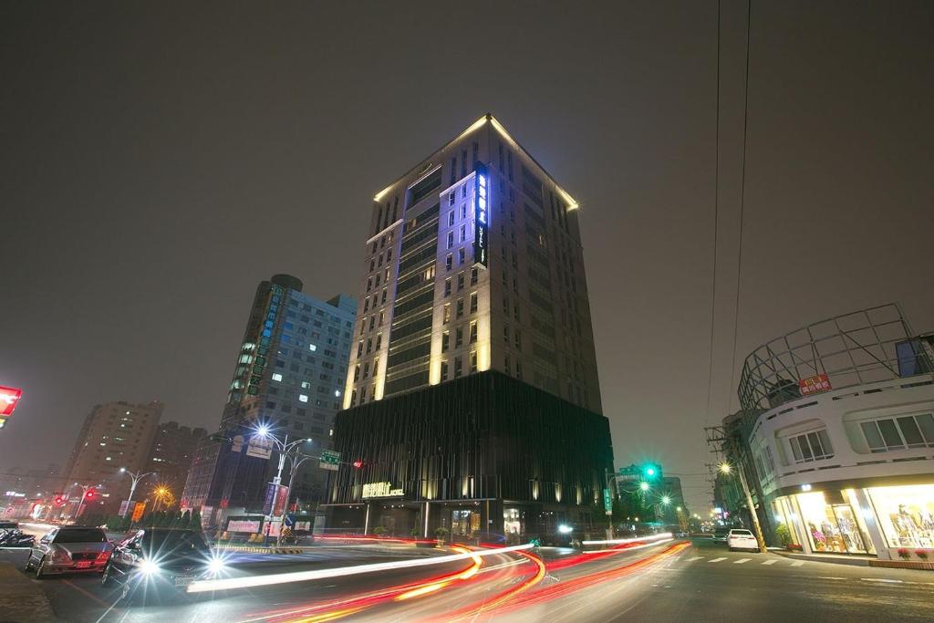 嘉义市嘉义观止饭店的夜幕降临的城市街道上一座高楼