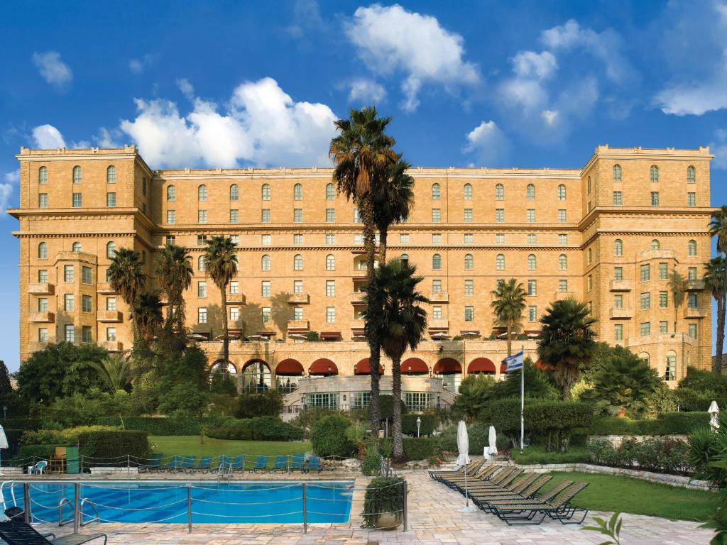 耶路撒冷国王大卫耶路撒冷酒店的一座棕榈树环绕的大建筑