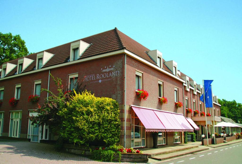 阿尔森弗莱彻罗兰德餐厅酒店的一面有标志的红砖建筑