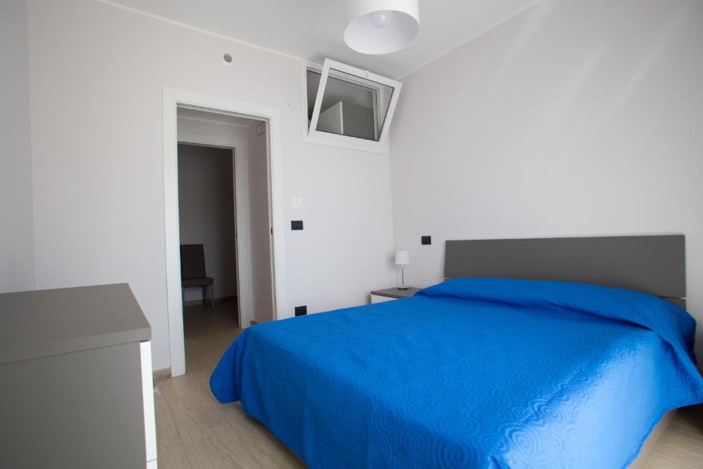 巴列塔Green House的一间白色客房内的蓝色床卧室