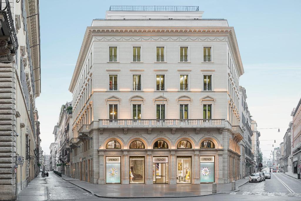 罗马Fendi Private Suites - Small Luxury Hotels of the World的一条城市街道上的白色大建筑