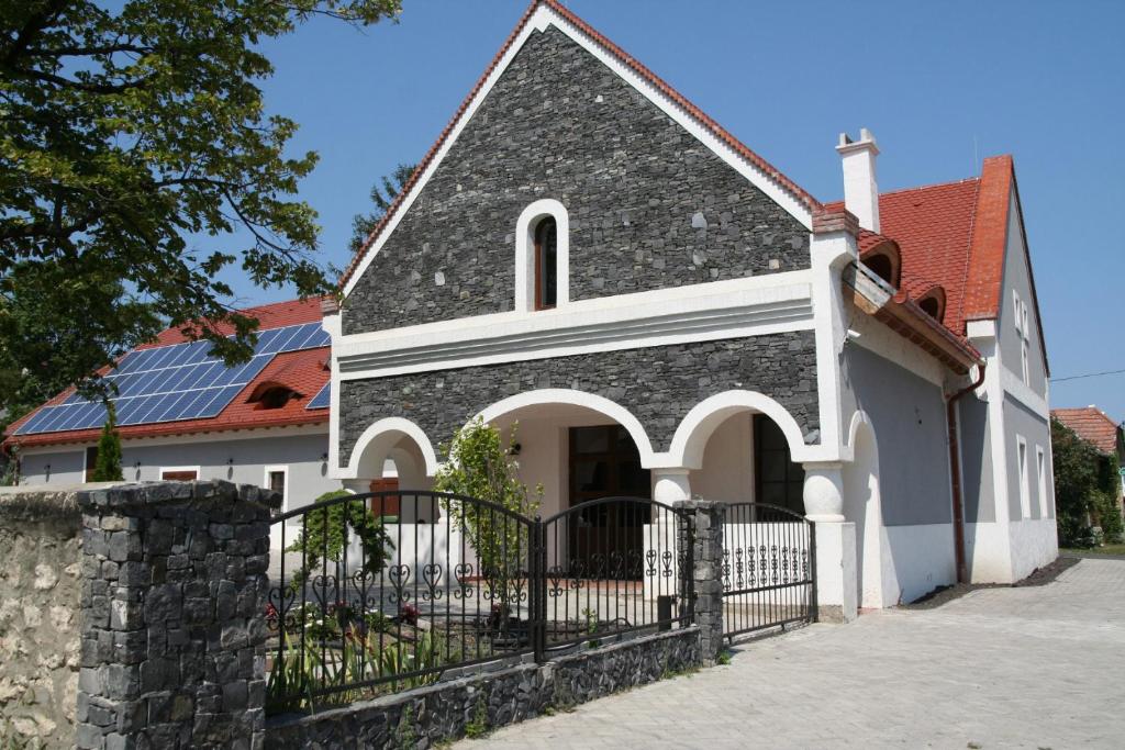 鲍洛托奈代里奇BASALTINA Panzió的教堂前方有黑色的围栏