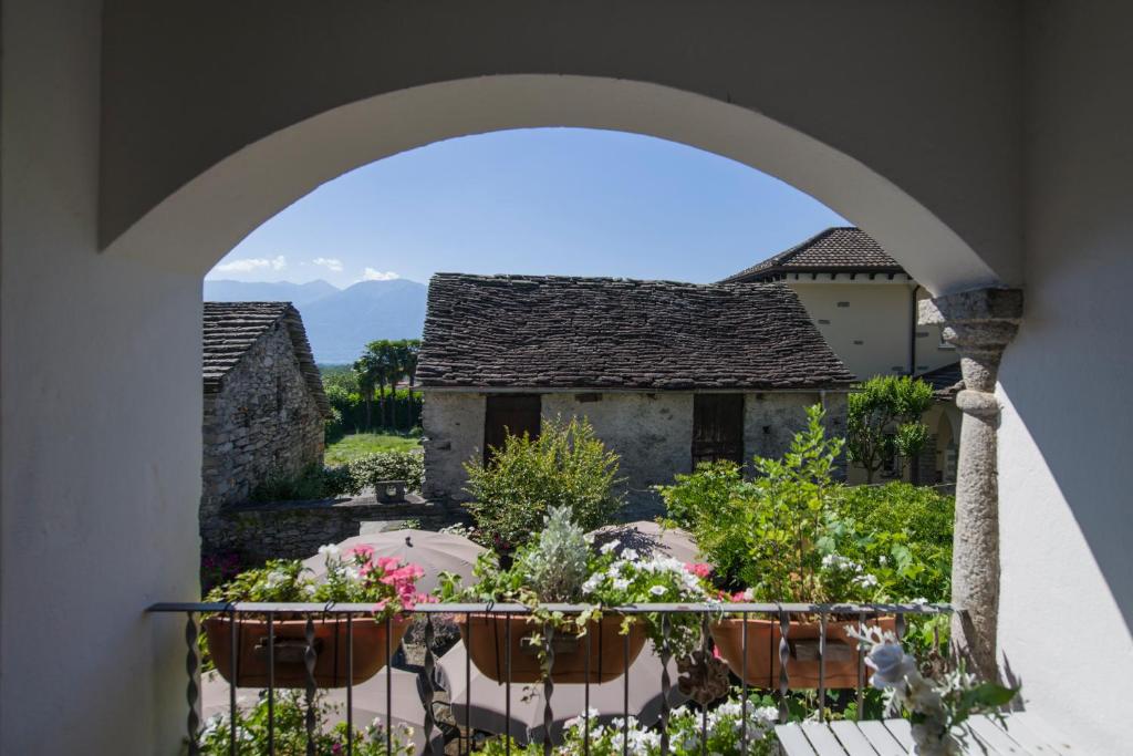 台格纳坎蒂娜阿拉酒店的享有花园拱门景致的房屋